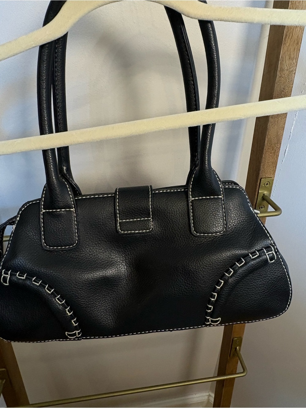 Black Women's Leather Satchel Handbag with Silver Hardware - Picture 5 of 6